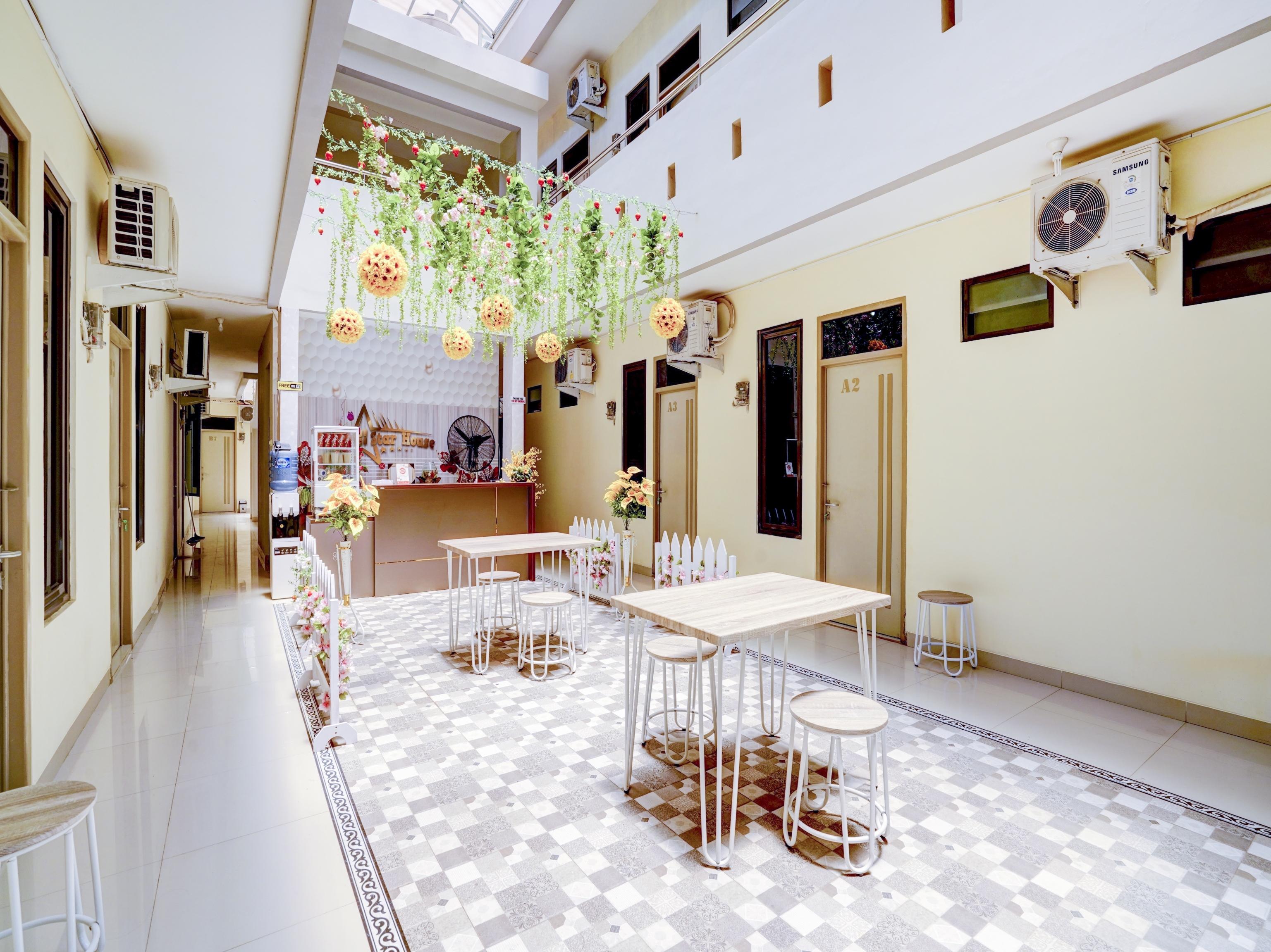 Oyo 90052 Star House Hotel Cirebon Exterior foto