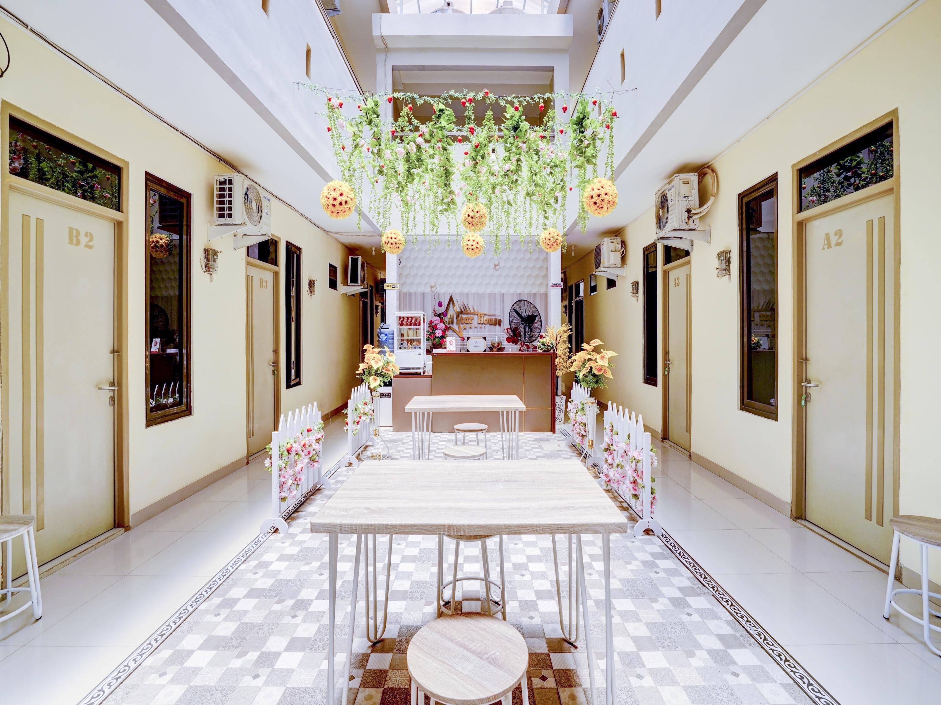 Oyo 90052 Star House Hotel Cirebon Exterior foto